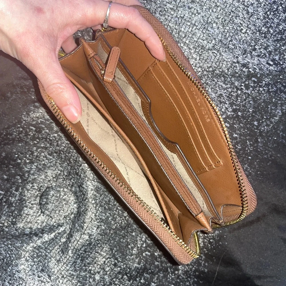 Nice Michael Kors Brown Saffiano Leather Zip Around Wallet! - Picture 6 of 14